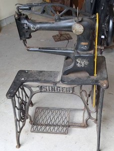 Antique Singer Model 29 - Industrial leather patching and cobbler sewing machine on cast iron treadle stand
