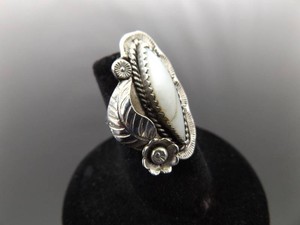 .925 Sterling Silver Navajo Flower Mother of Pearl Cabochon Ring Size 4.5