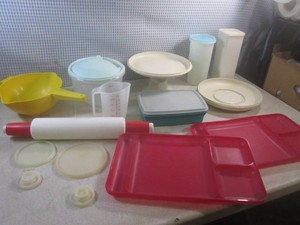 (EW2) Assorted Vintage Tupperware