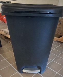 Rubbermaid garbage can flip top lid