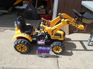 Kingdom kids riding tractor with bucket. Include charger but no battery. As shown.