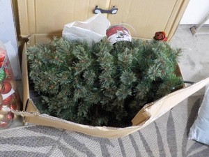 Easy Up Lighted Holiday Tree and Ornaments