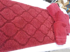 1 Bath Rug, 2 Bath Towels and 1 Hand Towel