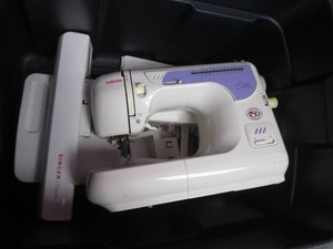 Singer sewing machine with 2 plastic totes