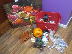 Holiday decor and a wall hanging in a covered tote