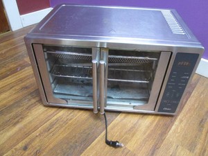 Oster toaster oven with smooth ope and close doors