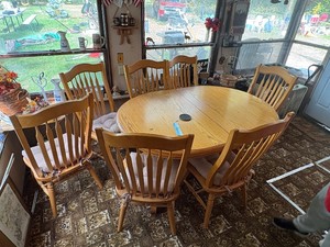Oak Dinging room table with 8 chairs and multiple leaf inserts