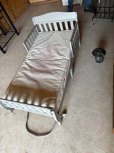 Toddler bed frame