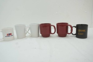 6 coffee cups, 2 with advertising