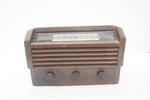 RCA  Victor AM radio in nice wood case works