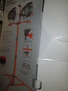 Corded halogen work light with tripod, one bulb needs replacement