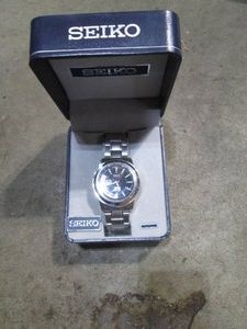 Mens Seiko wristwatch with clamshell case