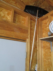 Long handle roof rake
