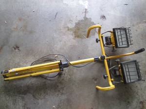 Dual head work light with tripod style base