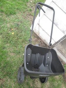 Yardworks push along seedfertilizer spreader
