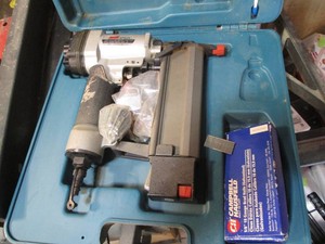 Makita pneumatic finishing nailer with case and misc supplies
