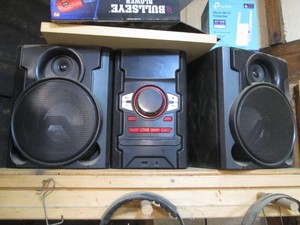 Bookcase CD radio with detachable speakers