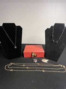 Mixed VTG Jewelry Assortment With Necklaces, Brooches & Jewelry Box