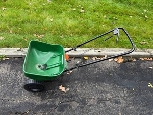 Scotts Turf Builder EdgeGuard Mini Broadcast Spreader