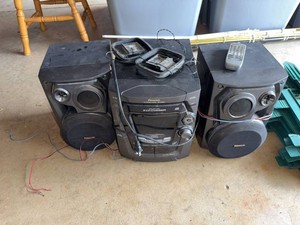 Panasonic SA-AK300 Shelf Stereo System w Speakers Remote 5 CD Changer