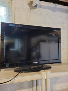 Dynex 32in Flat Screen LCD TV With Remote Control Black See Photos