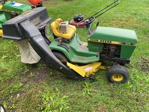 John Deere 111 Lawn Tractor Riding Mower w Rear Bagger