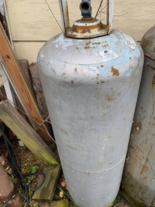 Metrogas 100 lb Propane Cylinder Steel Tank w Valve Guard Rust