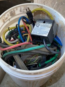 Assorted Bungee Cords in Utility Bucket Mixed Lengths & Colors