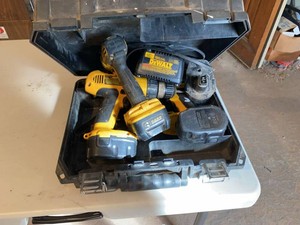 DeWalt 18V Cordless Drill Impact Driver Flashlight Charger Case Set