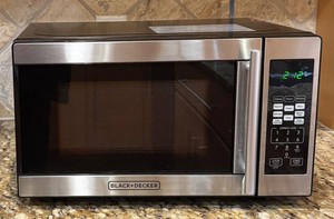 K - Black and Decker Countertop Microwave 700W Model EM720PWP-PMB