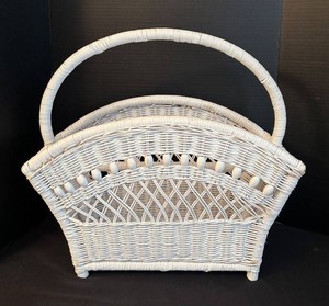 LR - Vintage White Wicker Magazine Rack