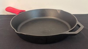 LR - Lodge Cast Iron Skillet