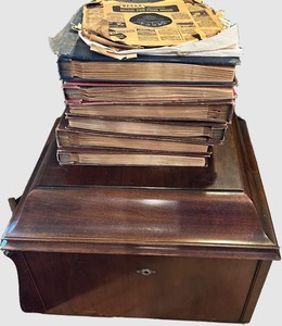 Victrola VV-XI Cabinet Phonograph & 78 RPM Record Collection