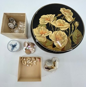 Vintage Assorted Buttons in a Decorative Floral Tin Mixed Lot