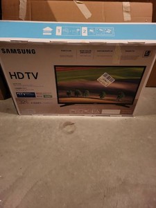 Samsung 32in 4 Series M4500 Smart HDTV in Original Box