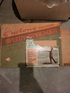 Vintage Cyclone Broadcast Speedy Spreader Hand Crank Seeder w Box