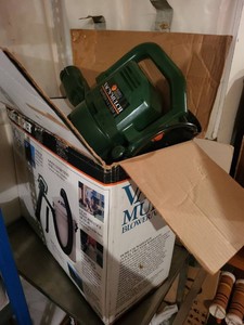 Black & Decker VacNMulch BV400 Blower Vacuum w Box & Attachments