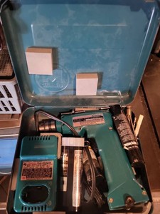 Makita 6071D Cordless Driver Drill Set w Charger Batteries Case
