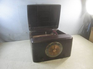 (A-4) Vintage Admiral Radio Phonograph with Bakelite Cabinet - No Power Cord