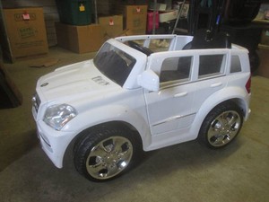 (FRNT) RollPlay 6V Mercedes-Benz GL450 SUV Motorized Ride-On Toy Car with Manual - Battery Has Charge  Powers On and Moves but Missing Charging Cord