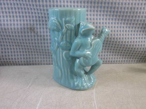 (CNTR) Vintage USA Pottery Frog Playing Guitar VasePlanter 7 Tall