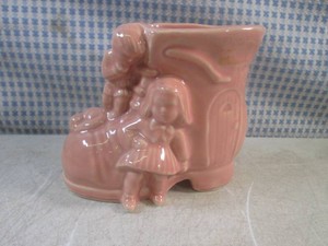 (CNTR) Vintage USA #525 Pottery Kids Playing On Shoe 4 34 High