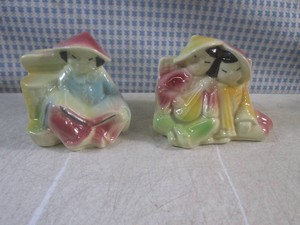 (EC1) 2 Vintage USA Pottery Figure Planters