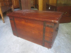 (UD1) Vintage Wood Trunk 31 34 x 17 34 x 17 High