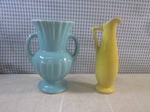 (EC1) 2 Vintage Ceramic USA Vases