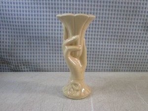 (EC1) Vintage Shawnee Pottery Hand Vase 7 Tall