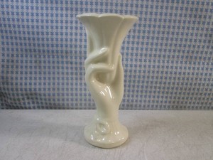 (EC1) Vintage Shawnee Pottery Hand Vase 7 Tall
