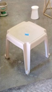 2 plactic stools