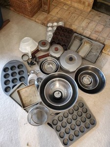 Lot of Kitchen Items, Sidney Ohio Magnalite Country Collection Pots, Mixing Bowls, Muffin tins and more