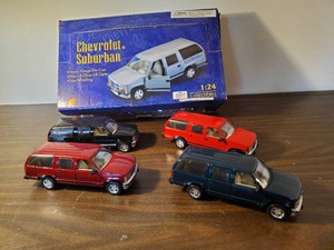 Heavy Gauge Die Cast Chevrolet Suburban Set of 4  New in Box 124 Scale
